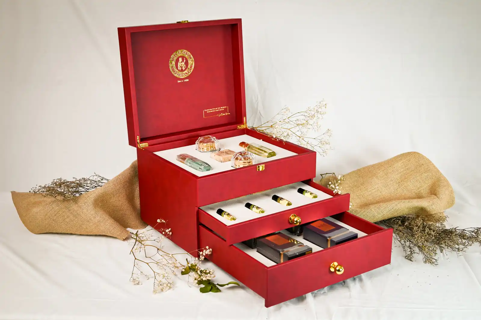 علبة الأدراج الحمراء – Red Drawers Box